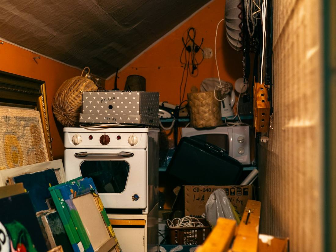 Cameră plină cu obiecte și cutii